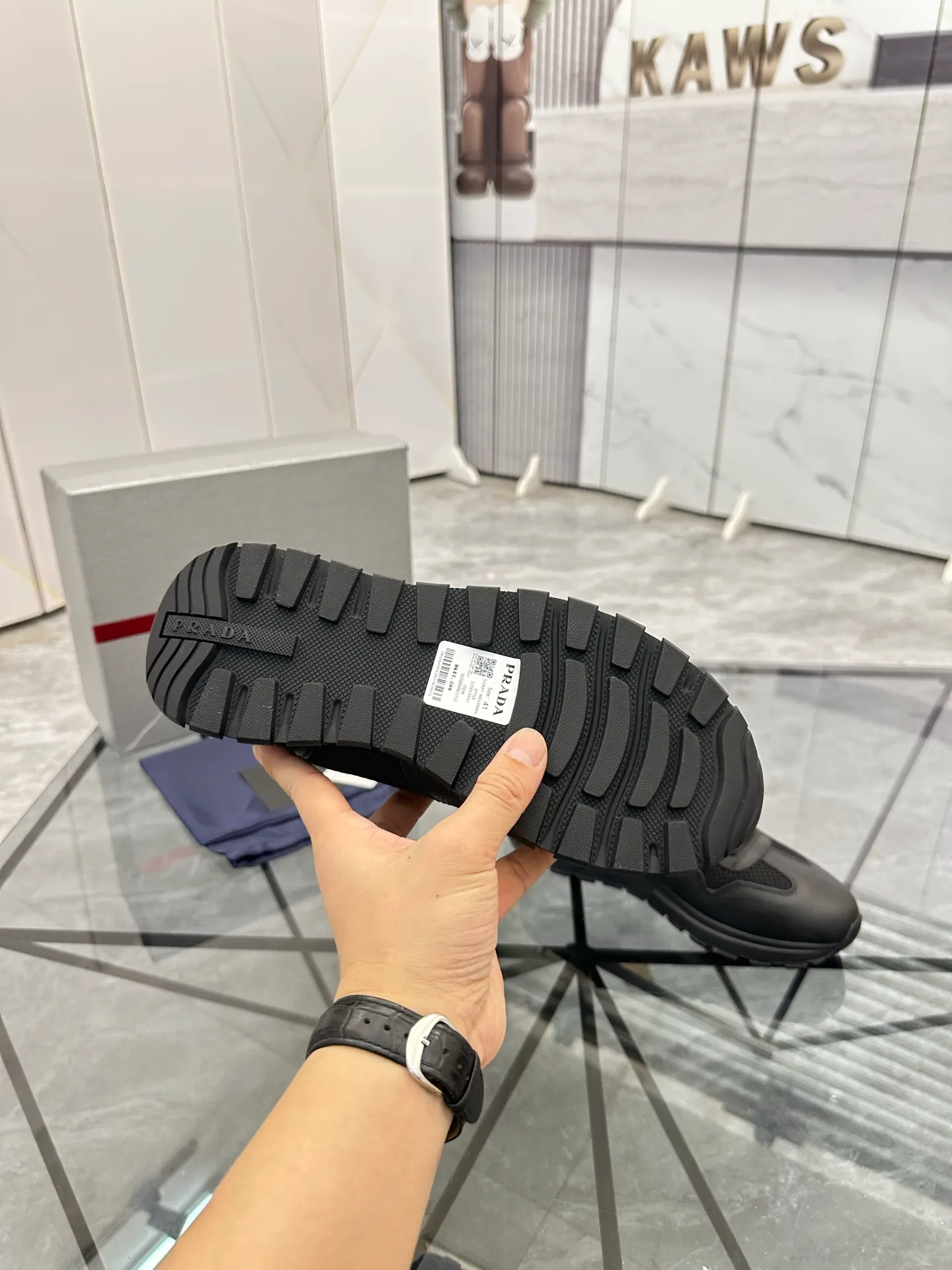Men's shoes: 💰P600¥ High-end top quality Product trademark: Prada *"Prada*" low-top casual shoes Regular size: 38-45 (can be customized to 46) Product materials: imported first-layer cowhide stitching original material on the upper, water-dyed cowhide lining, cowhide foot pads, original outsole. No.: 001